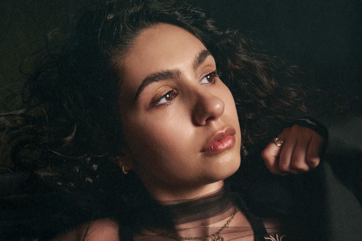 Alessia Cara: Η αγάπη σταματά τον χρόνο στο «Slow Motion»