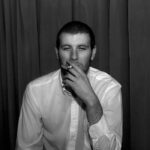 Arctic Monkeys: Τι κάνει σήμερα ο πρωταγωνιστής του εξωφύλλου του πρώτου άλμπουμ τους