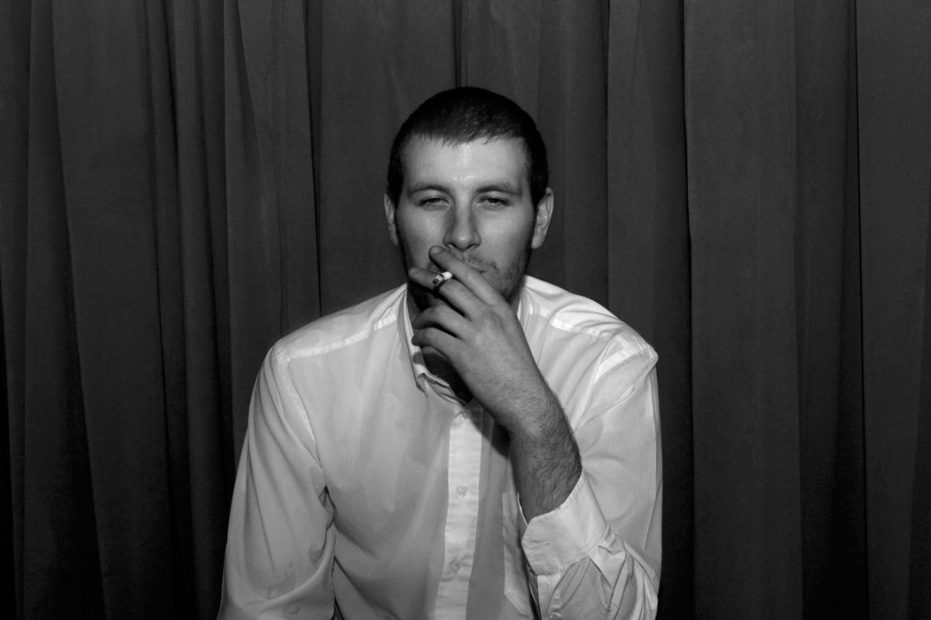 Arctic Monkeys: Τι κάνει σήμερα ο πρωταγωνιστής του εξωφύλλου του πρώτου άλμπουμ τους