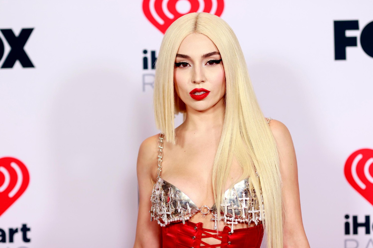 Η Ava Max απαντά στις συγκρίσεις με τη Lady Gaga: «Αγαπώ τον εαυτό μου, ακόμα κι αν το μισείτε»