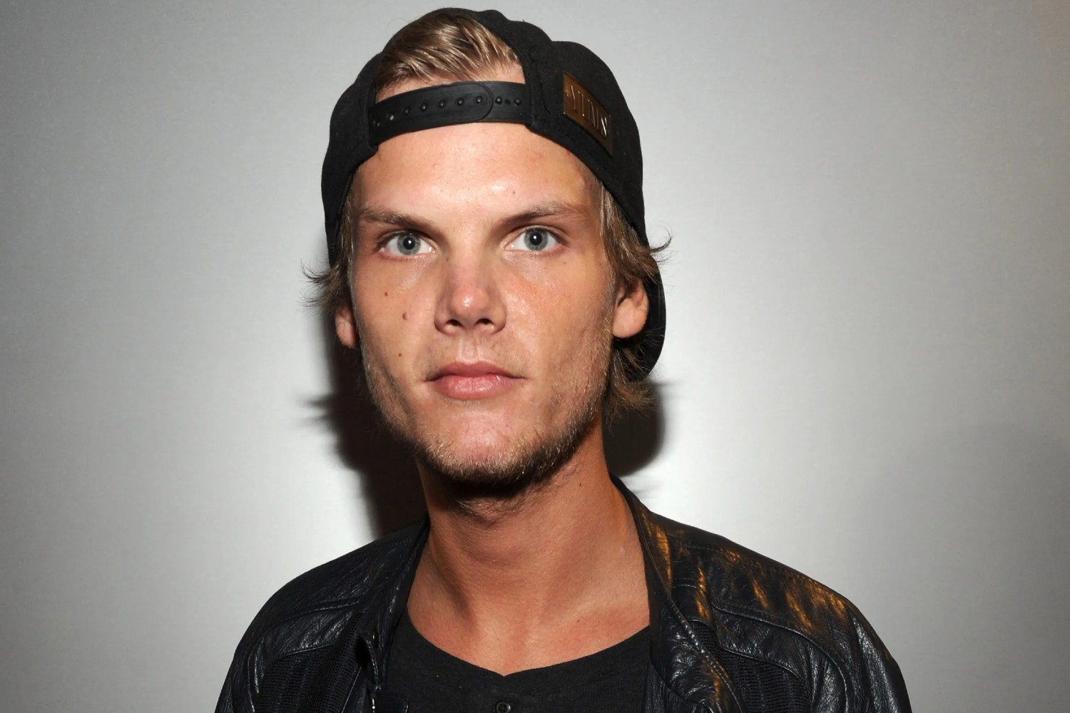 Avicii: Επιστρέφει η αγωγή του πρώην μάνατζέρ του περί «δολοφονίας χαρακτήρα» κατά της οικογένειάς του