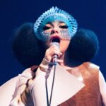 Η Björk γίνεται 60 και κάνει δώρο στον πλανήτη μια μήνυση κατά της Ισλανδίας