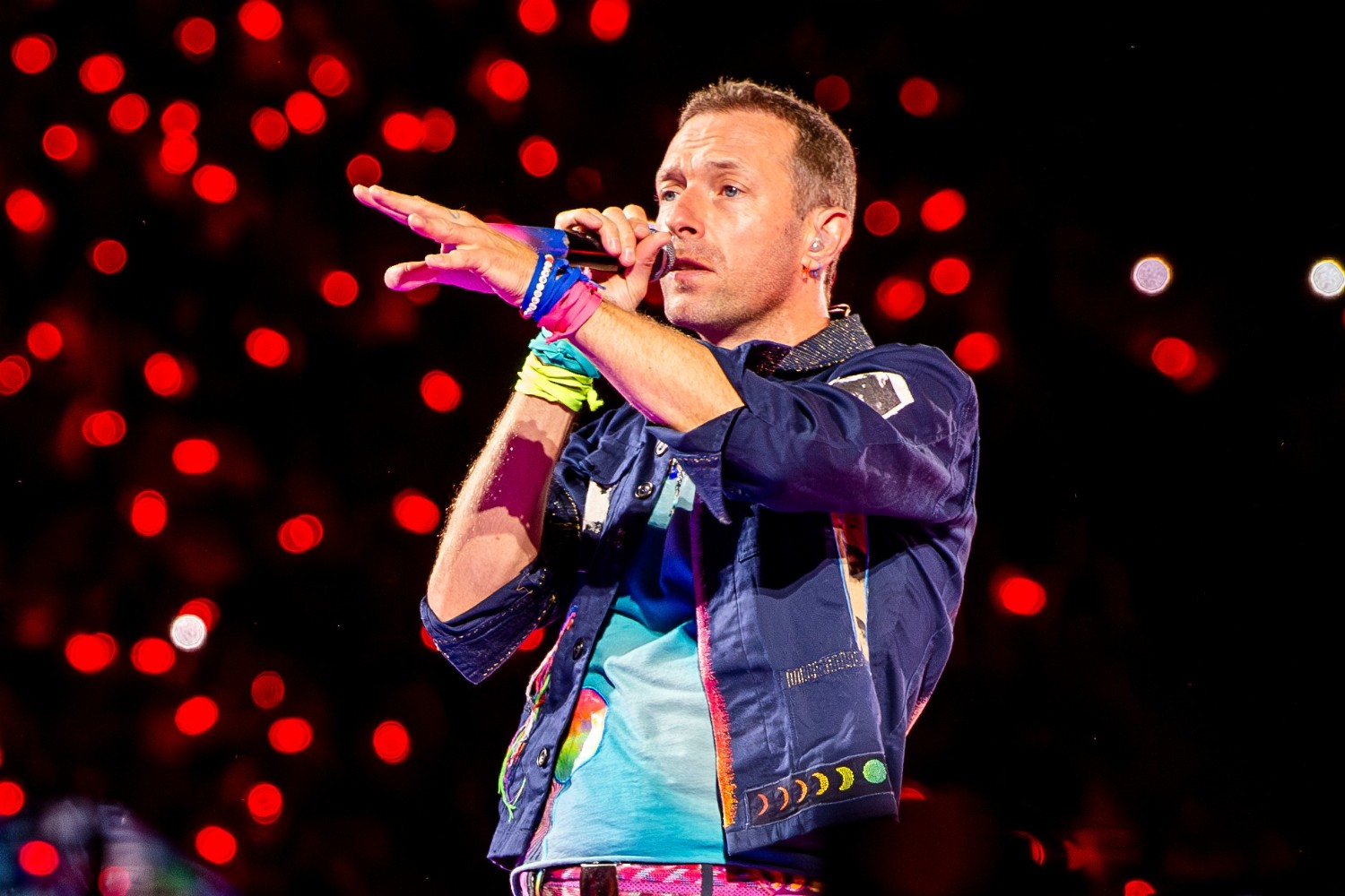 Coldplay: Chris Martin και Jonny Buckland σε μια ιδιαίτερη χριστουγεννιάτικη φιλανθρωπική συναυλία