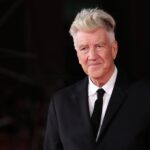 Ο φόρος τιμής του Chris Isaak στον David Lynch: «Ήταν ένας άνθρωπος μοναδικός»