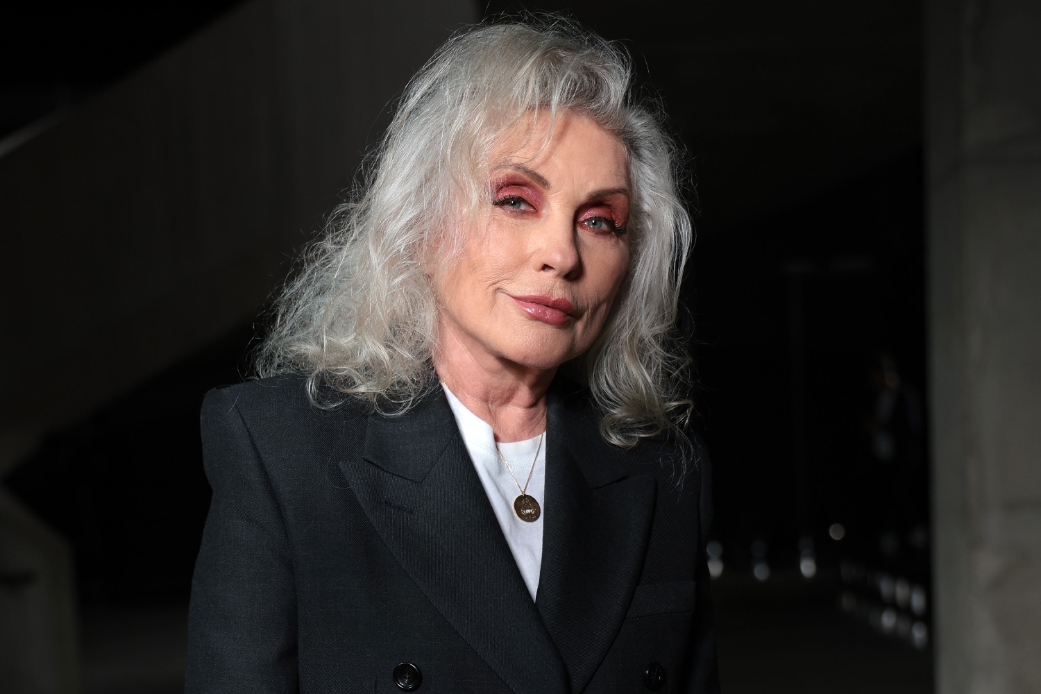 Η Debbie Harry των Blondie αντιμετωπίζει την ηλικία με χάρη: «Μέσα μου νιώθω 25 ετών»