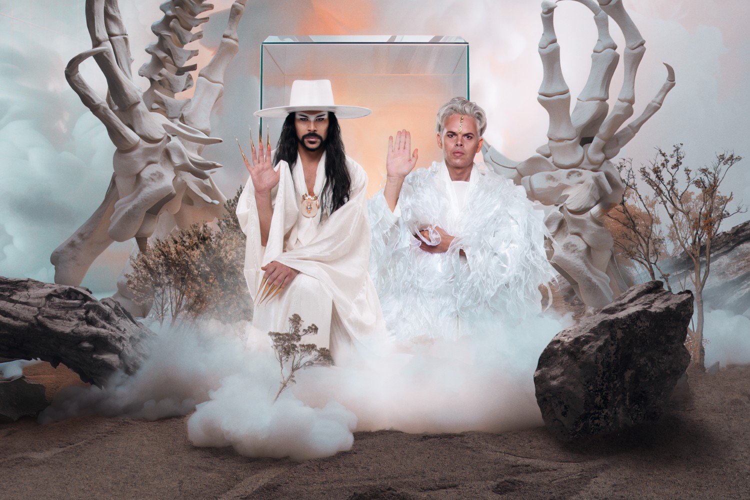 Οι Empire Of The Sun συνεργάζονται με τον Lindsey Buckingham στην deluxe έκδοση του «Ask That God»