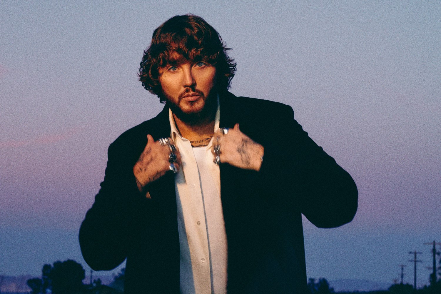Ο James Arthur γιορτάζει τη ζωή, παρά τις δυσκολίες, στο «Celebrate»