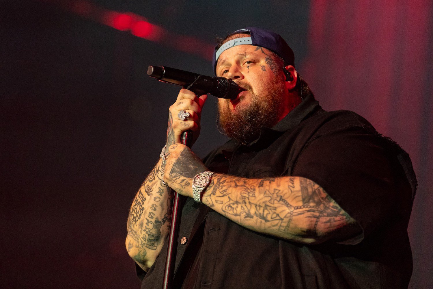Ο Jelly Roll πιστεύει ότι μπορεί να δώσει τέλος στην κόντρα Eminem και Machine Gun Kelly