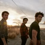 Jonas Brothers: Μας ταξιδεύουν στη χρυσή εποχή της disco-pop με το «No Time To Talk»