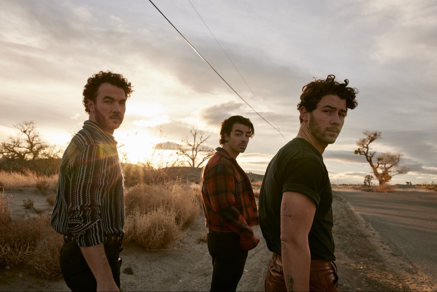 Jonas Brothers: Μας ταξιδεύουν στη χρυσή εποχή της disco-pop με το «No Time To Talk»