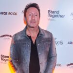 Ο Julian Lennon μαθαίνει τελευταίος τα νέα των Beatles
