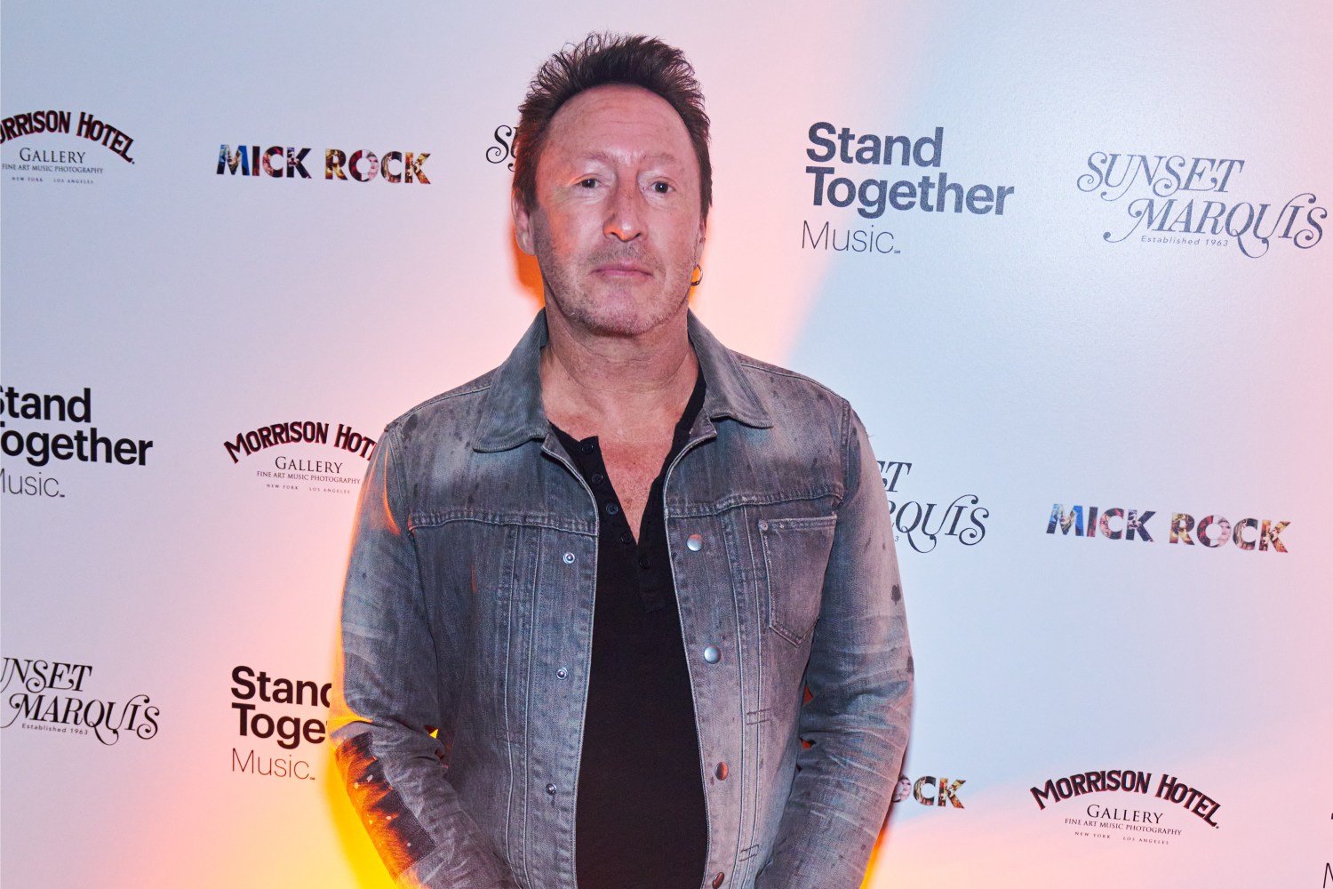 Ο Julian Lennon μαθαίνει τελευταίος τα νέα των Beatles