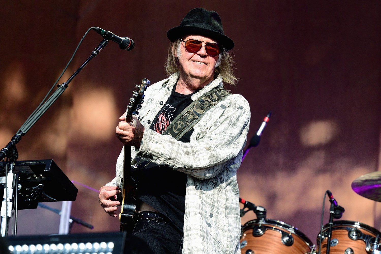 Ο Neil Young σπάει τη σιωπή του για την ακύρωση της περιοδείας του: «Ακούω το σώμα μου»