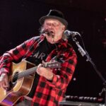 Neil Young: Κηρύσσει πόλεμο σε Apple και Verizon – «Τέρμα οι αναβαθμίσεις, δεν στηρίζω το καθεστώς»