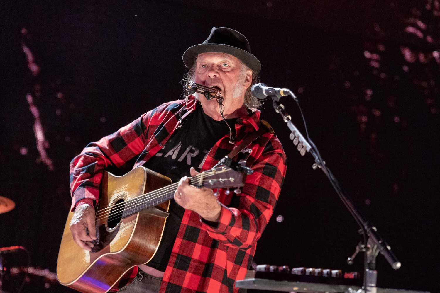 Neil Young: Κηρύσσει πόλεμο σε Apple και Verizon – «Τέρμα οι αναβαθμίσεις, δεν στηρίζω το καθεστώς» Neil Young: Κηρύσσει πόλεμο σε Apple και Verizon – «Τέρμα οι αναβαθμίσεις, δεν στηρίζω το καθεστώς»