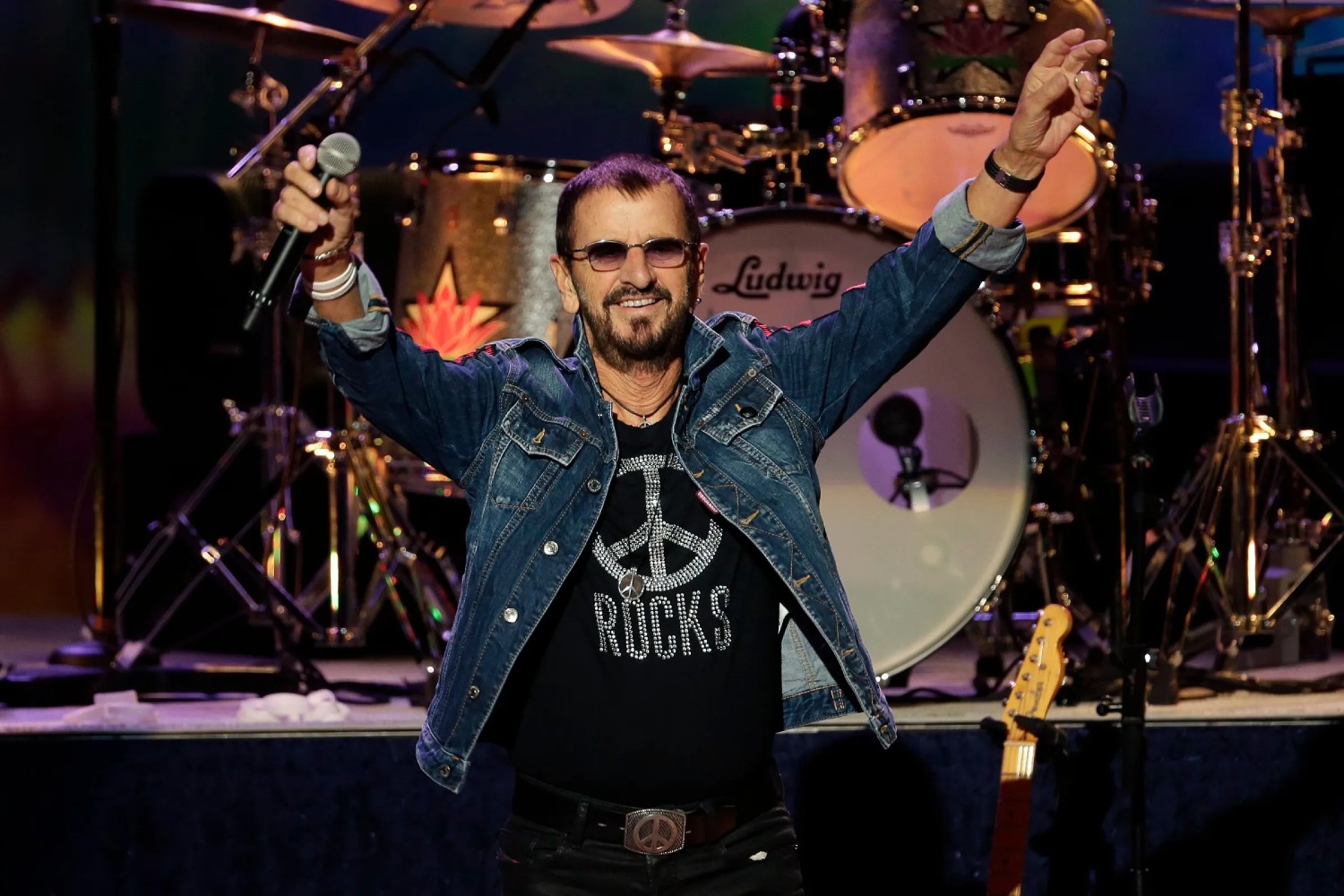 Ο Ringo Starr τραγουδά το «With A Little Help From My Friends» μαζί με την Emmylou Harris και τη Sheryl Crow