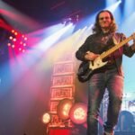 Geddy Lee: Πυρά κατά των ντράμερ που διεκδίκησαν τη θέση του Neil Peart στους Rush πριν καν στεγνώσει το μελάνι της απώλειάς του