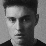 Sam Fender: Σπάει ρεκόρ πωλήσεων με το νέο άλμπουμ του «People Watching»