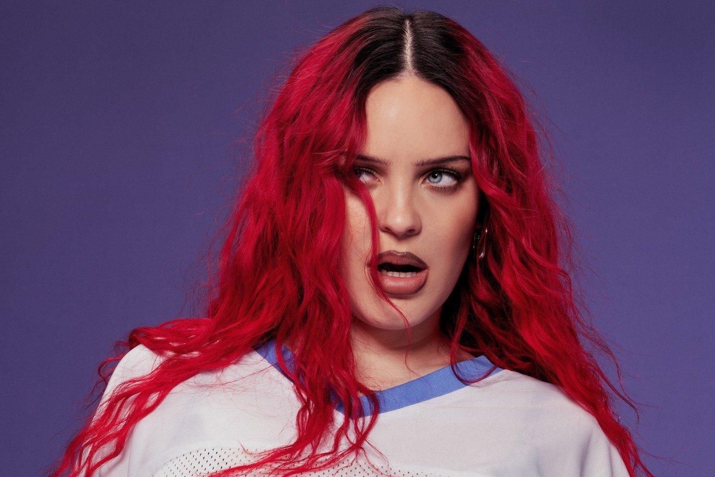 Η Anne-Marie κάνει breakup therapy με κιθάρες και attitude στο «Act II: If You’re Looking For A Reason To Key Your Ex’s Car».