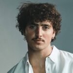 Benson Boone: Το παρελθόν χτυπά την πόρτα στο νέο single «Sorry I’m Here For Someone Else»