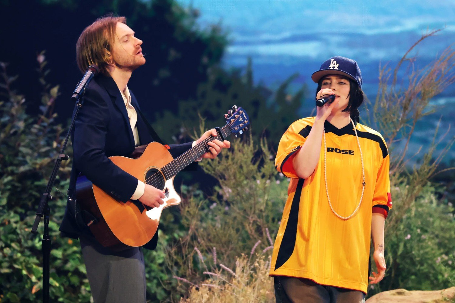 Finneas: Πώς η Billie Eilish τον εμπνέει να σπάει τους κανόνες της παραγωγής