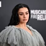 Charli XCX: Γιατί ένιωσε ότι «έχασε τον έλεγχο» στην πρώτη της απόπειρα στην υποκριτική