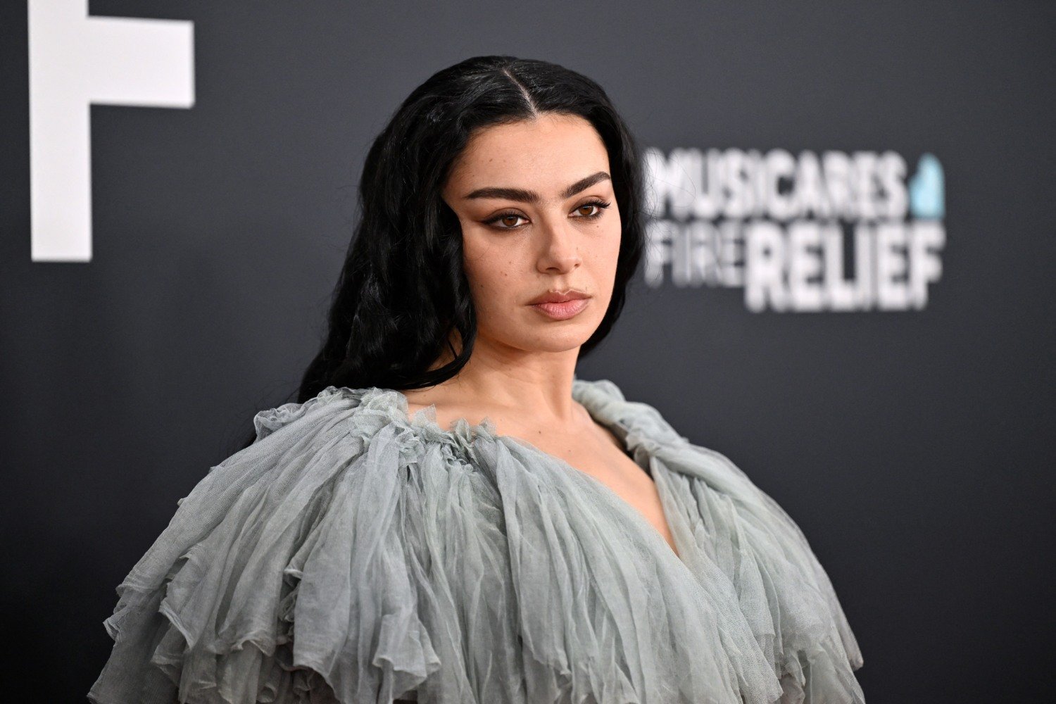 Charli XCX: Γιατί ένιωσε ότι «έχασε τον έλεγχο» στην πρώτη της απόπειρα στην υποκριτική