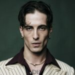 Damiano David: Μία γυμνή φωνή παλεύει με τις σκιές στο νέο τραγούδι «Voices»