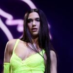 Dua Lipa: Κατέρρευσε κομμάτι της σκηνής και τραυμάτισε θεατή σε συναυλία της στη Μαλαισία