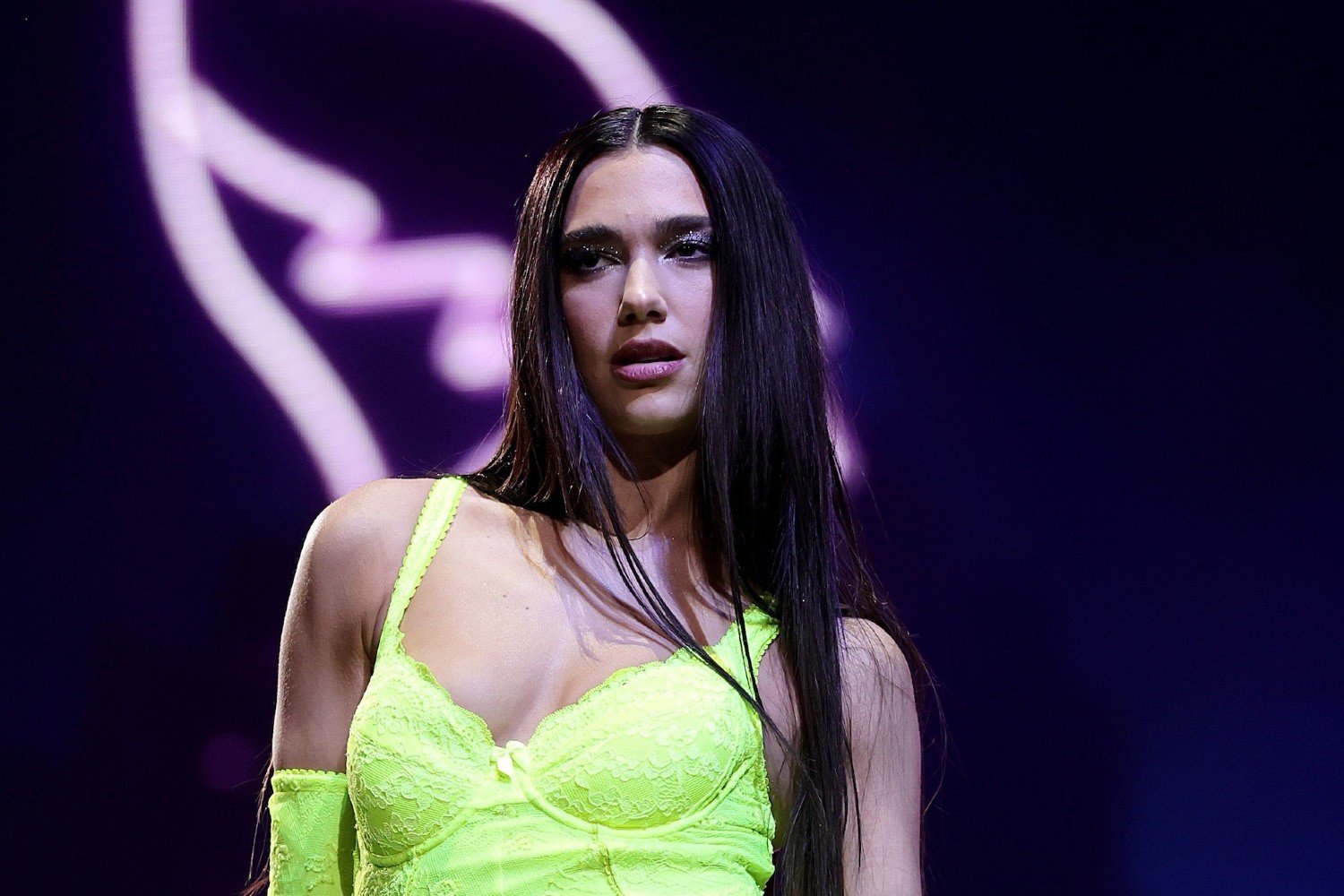 Dua Lipa: Μηνύει τη Samsung για 15 εκατομμύρια δολάρια – Καταγγέλλει την παράνομη χρήση της εικόνας της σε συσκευασίες τηλεοράσεων