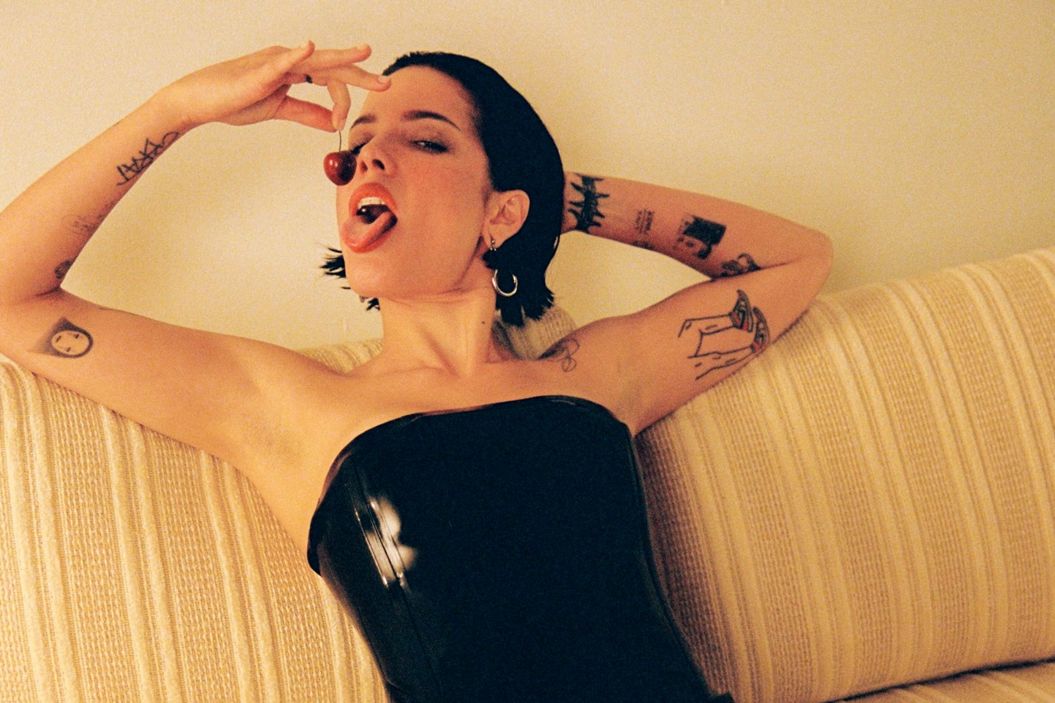 Η Halsey βουτά στα άδυτα της ηδονής με το «Safeword» – Το προκλητικό video