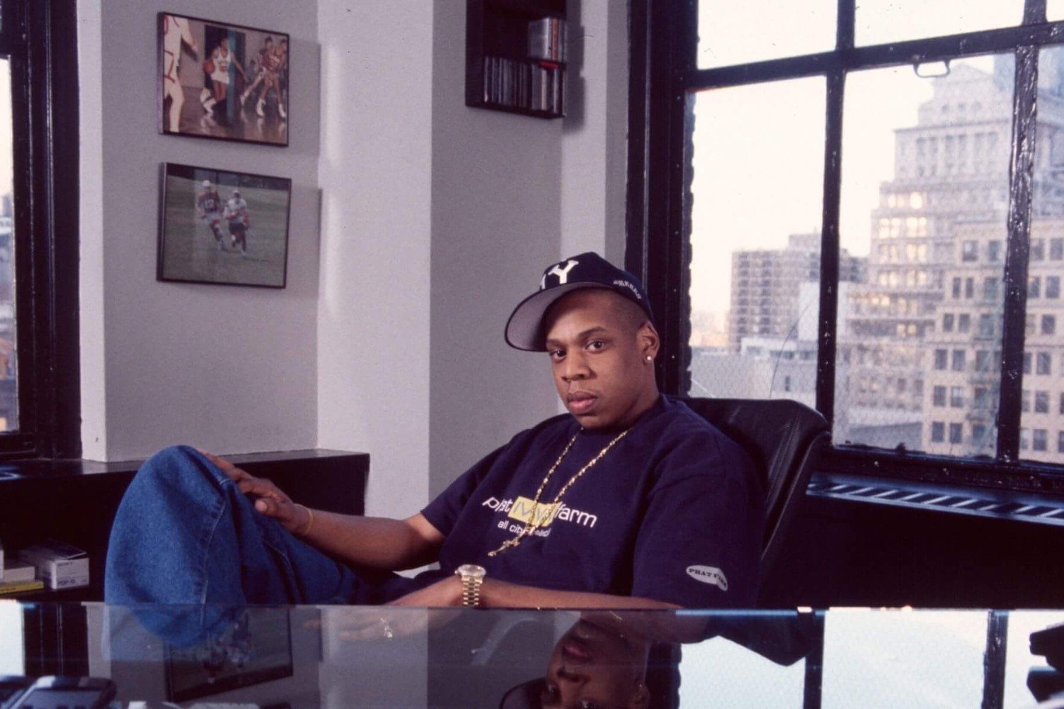 Jay-Z: 30 χρόνια «Reasonable Doubt» – Η Νέα Υόρκη υποκλίνεται στο άλμπουμ που γέννησε έναν μύθο