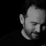 «Τραμπάλα»: Ο Κώστας Μακεδόνας συναντά τον Λευτέρη Παπαδόπουλο ανάμεσα στη μνήμη και το σήμερα