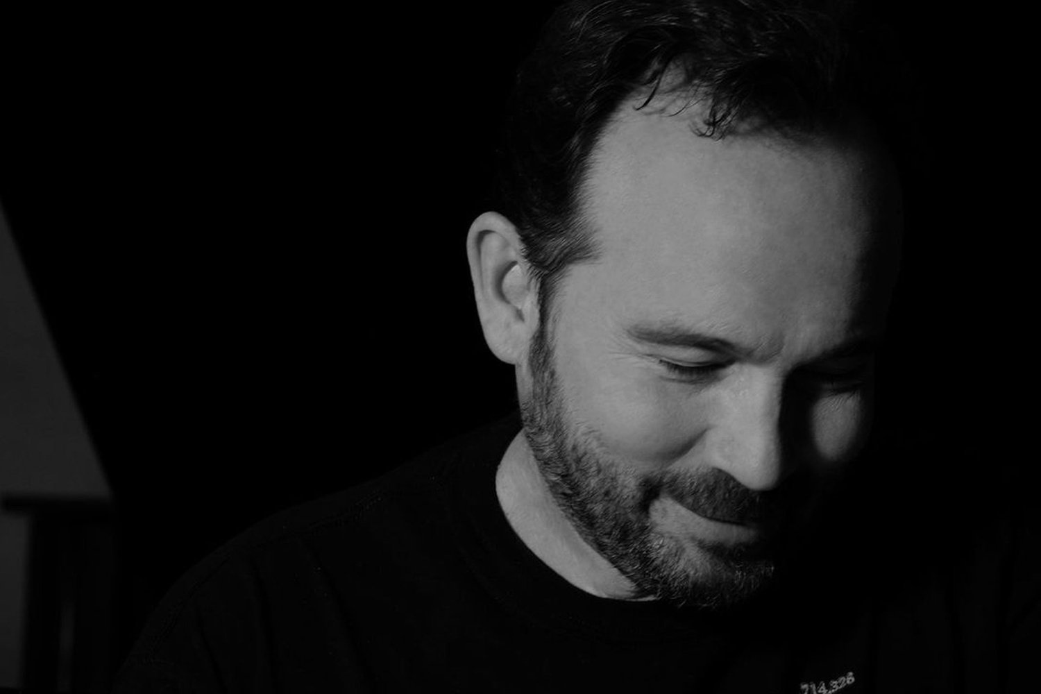 «Τραμπάλα»: Ο Κώστας Μακεδόνας συναντά τον Λευτέρη Παπαδόπουλο ανάμεσα στη μνήμη και το σήμερα