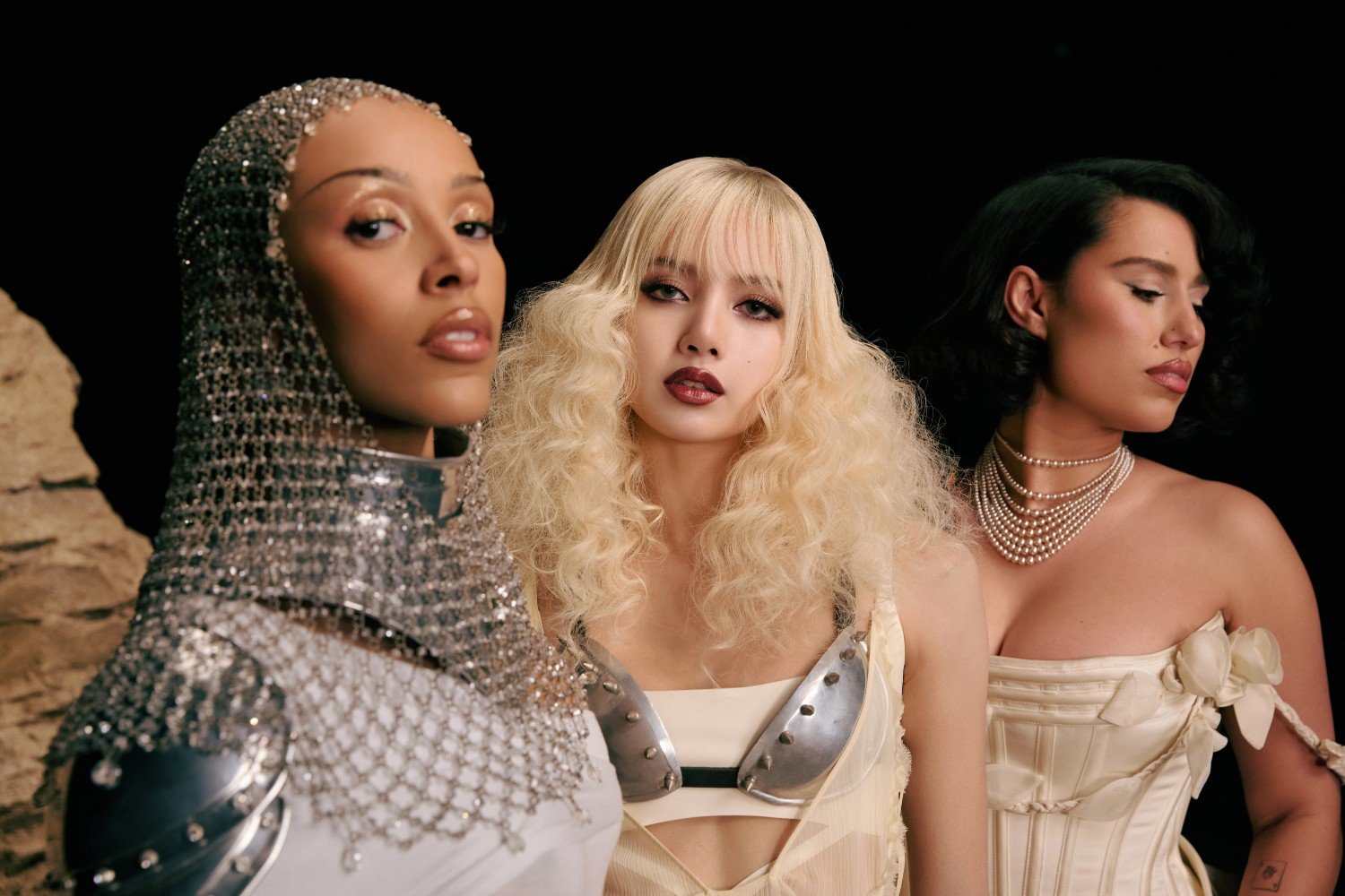 Lisa, Doja Cat και RAYE μετατρέπουν σε γιορτή τα δεκάωρα γυρίσματα του «Born Again»