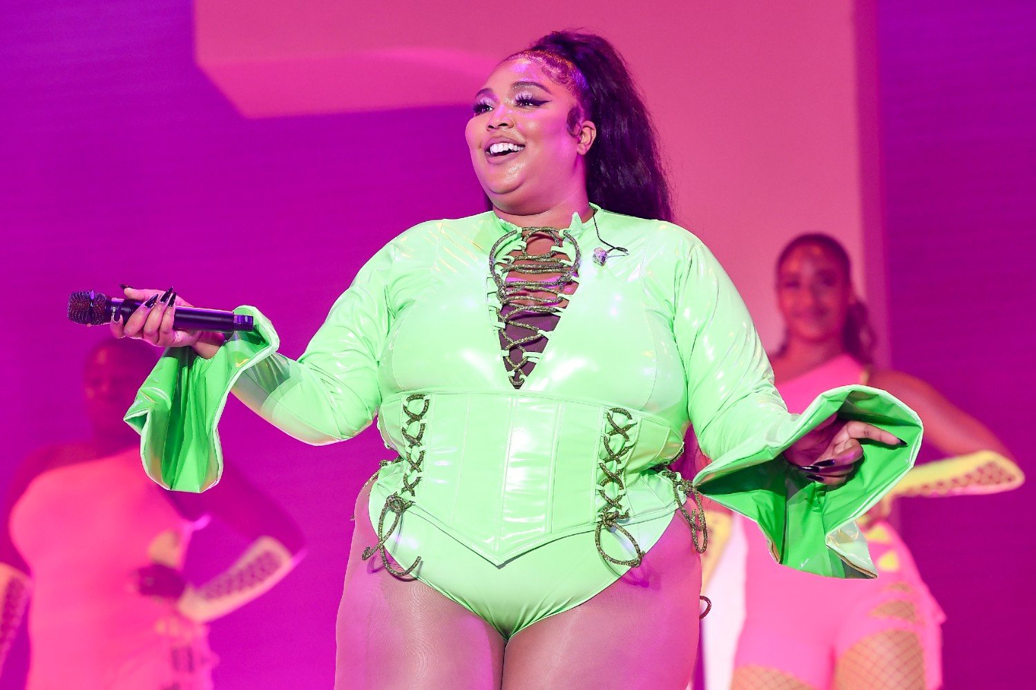 Lizzo: Το μάθημα της Taylor Swift – Γιατί αλλάζει πορεία μετά την αποτυχία του νέου άλμπουμ της στα charts