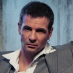 Ο ΝΙΝΟ ξαναστοχεύει στην καρδιά με το «Βέλος»