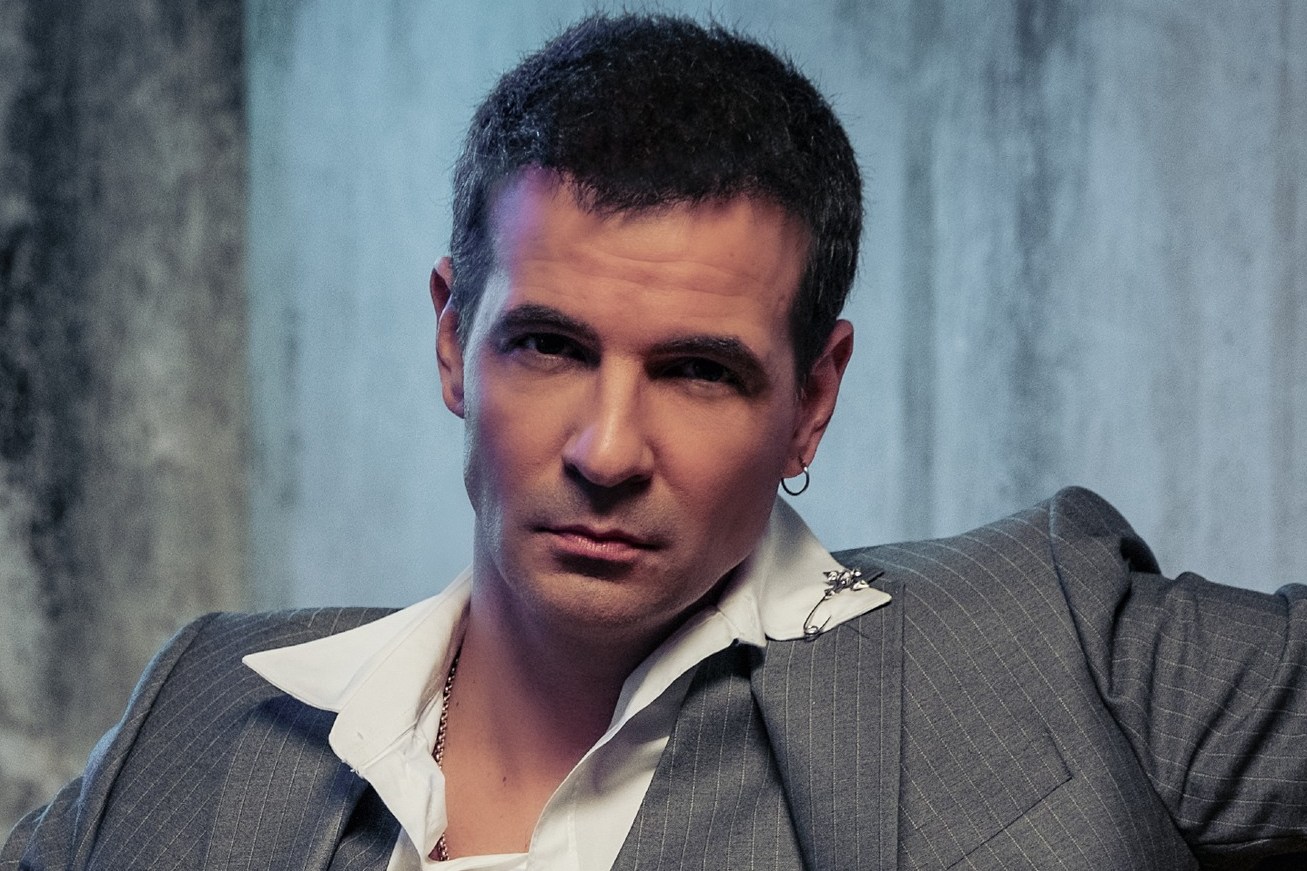 Ο ΝΙΝΟ ξαναστοχεύει στην καρδιά με το «Βέλος»