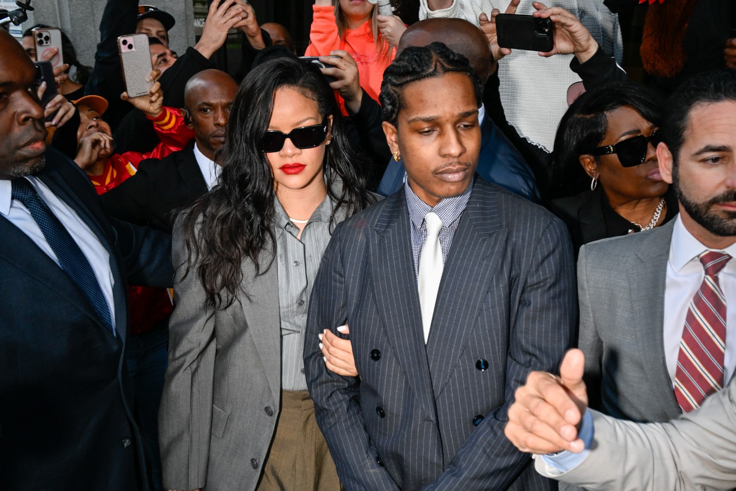 A$AP Rocky: Η Rihanna του κλέβει «συνεχώς» τα ρούχα – και δεν φοβάται να της το ανταποδώσει