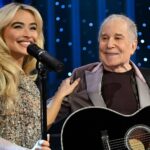 Paul Simon και Sabrina Carpenter ένωσαν τις φωνές τους στο επετειακό «SNL50»