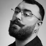 Sam Smith: Μία ειλικρινής εξομολόγηση αγάπης με το νέο τραγούδι «Love Is A Stillness»