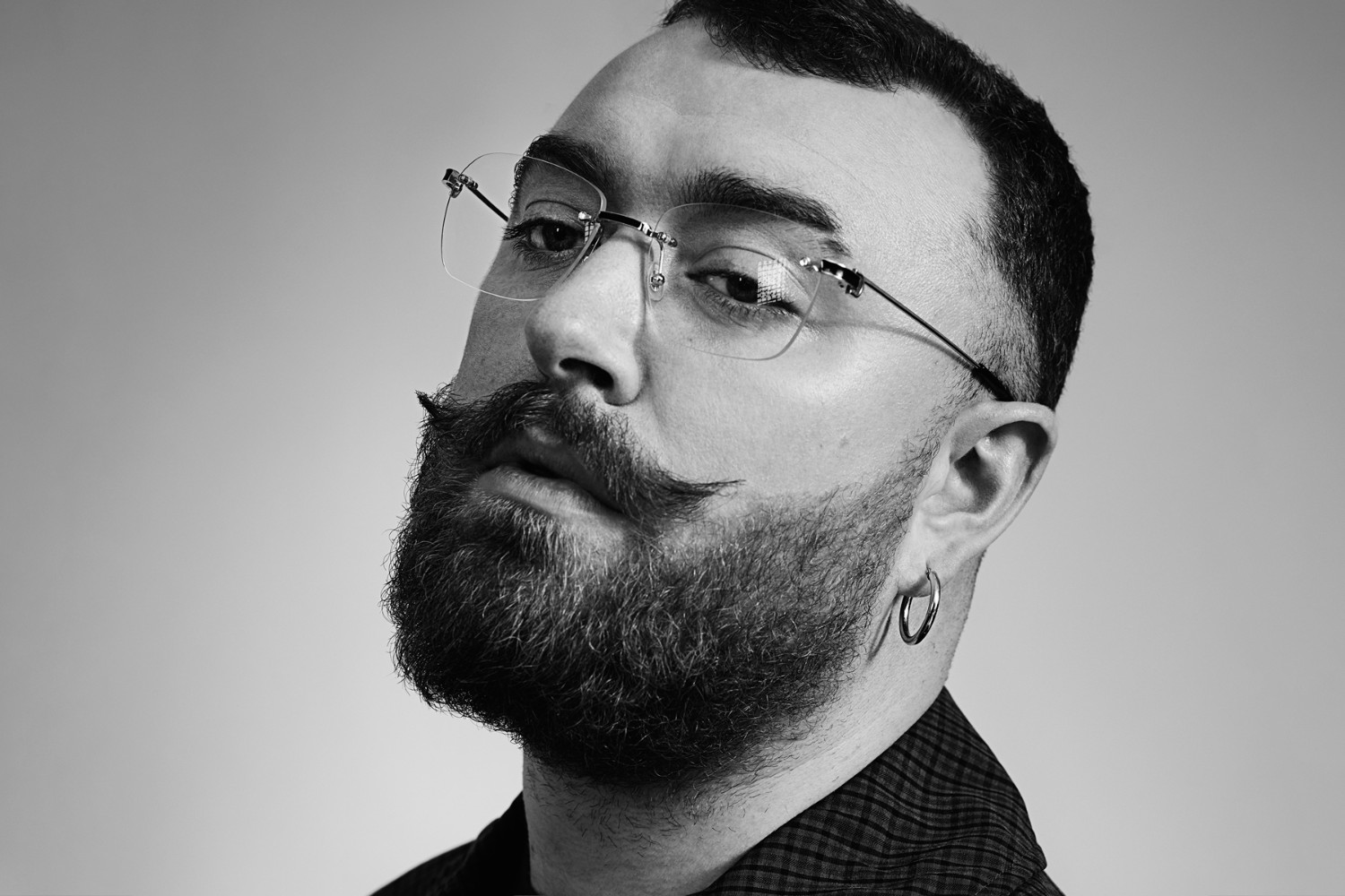 Sam Smith: Μία ειλικρινής εξομολόγηση αγάπης με το νέο τραγούδι «Love Is A Stillness»