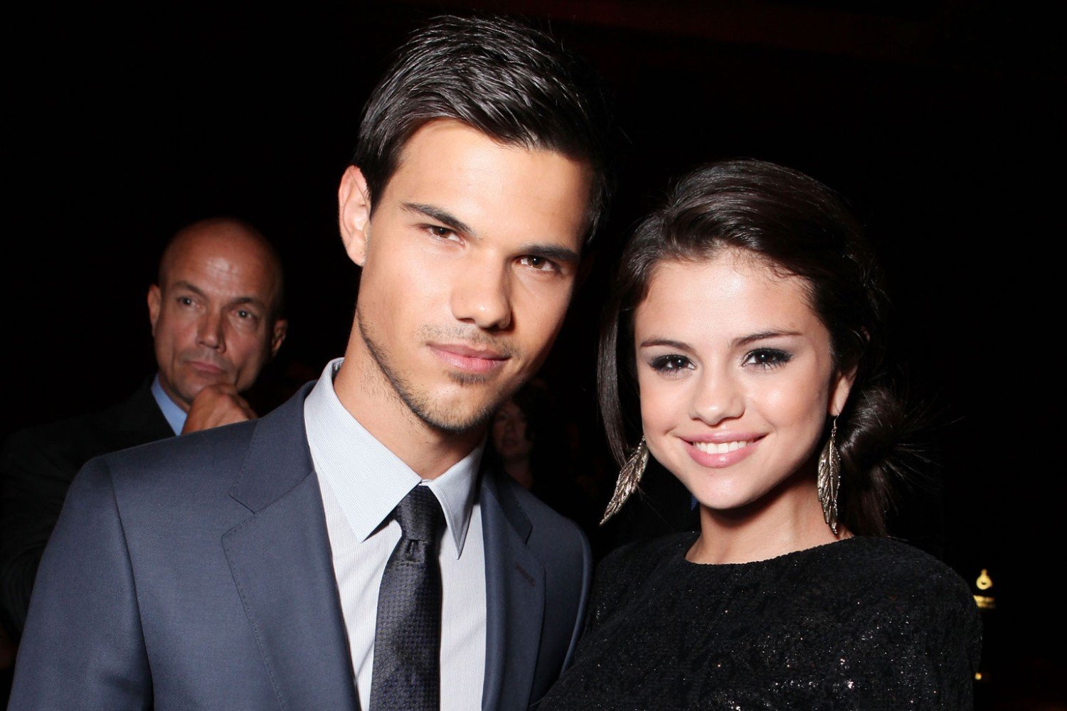 Ο Taylor Lautner υπερασπίζεται τη Selena Gomez ενάντια στο body shaming Ο Taylor Lautner υπερασπίζεται τη Selena Gomez ενάντια στο body shaming