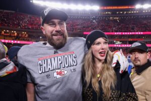 Taylor Swift: Τα σπάνια πλάνα με τον Travis Kelce στο video του «Cleveland!» και η απάντηση για τη σχέση τους