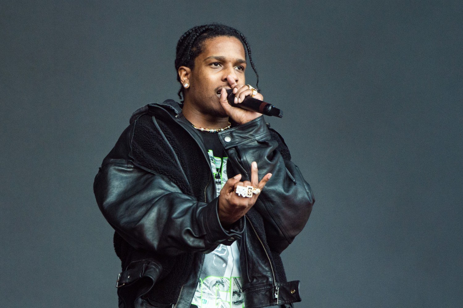 Ο A$AP Rocky προκαλεί ξανά τον Drake με ένα πανό που άναψε φωτιές