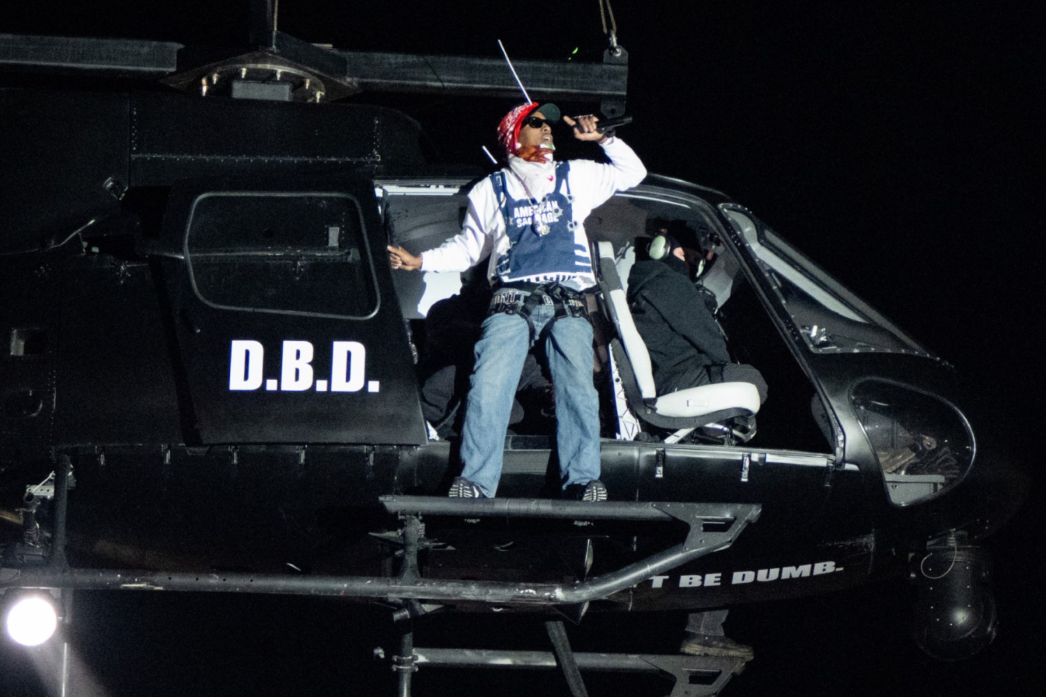 Ο A$AP Rocky κάνει χαοτική πτώση στο κενό στο video του «HelicopterS» Ο A$AP Rocky κάνει χαοτική πτώση στο κενό στο video του «HelicopterS»