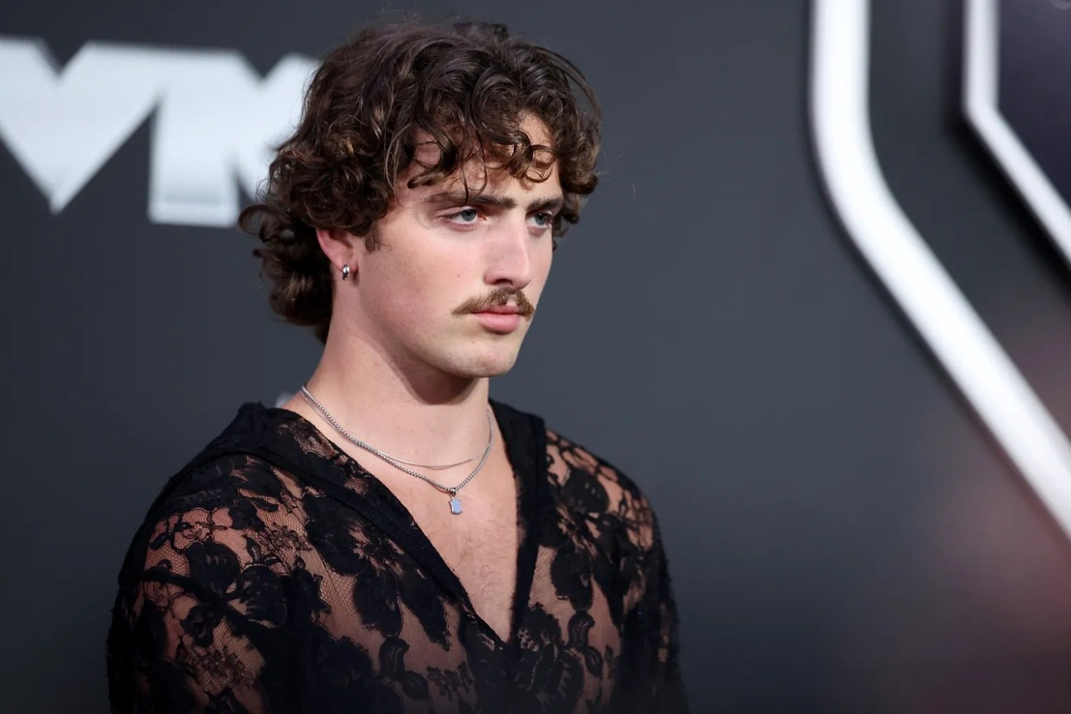 Ο Benson Boone υπερασπίζεται την Taylor Swift: «Δεν δίκαιο να έχεις κάτι εναντίον της χωρίς να την ξέρεις»