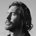 Ο Calvin Harris συστήνεται ξανά με το «Smoke The Pain Away»