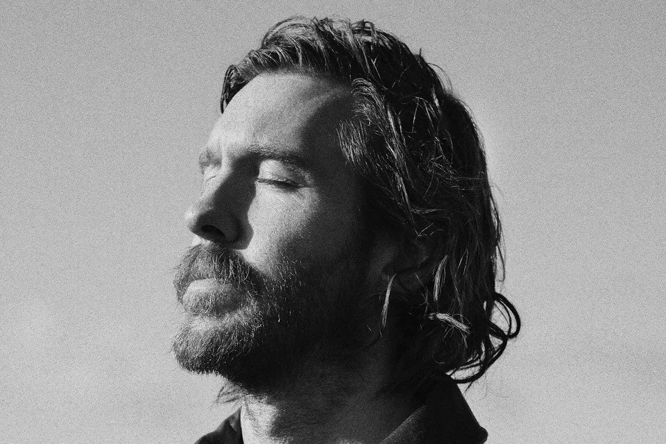 Ο Calvin Harris συστήνεται ξανά με το «Smoke The Pain Away»