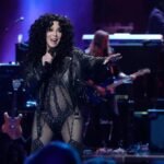 Cher: Το εμβληματικό outfit του «If I Could Turn Back Time» πουλήθηκε για 162.000 δολάρια